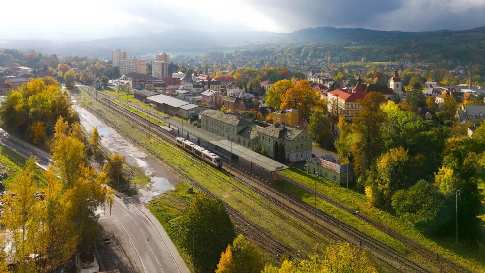 Nad železniční tratí v Hrádku bude létat dron, kontrolovat bude práce na rekonstrukci nádraží
