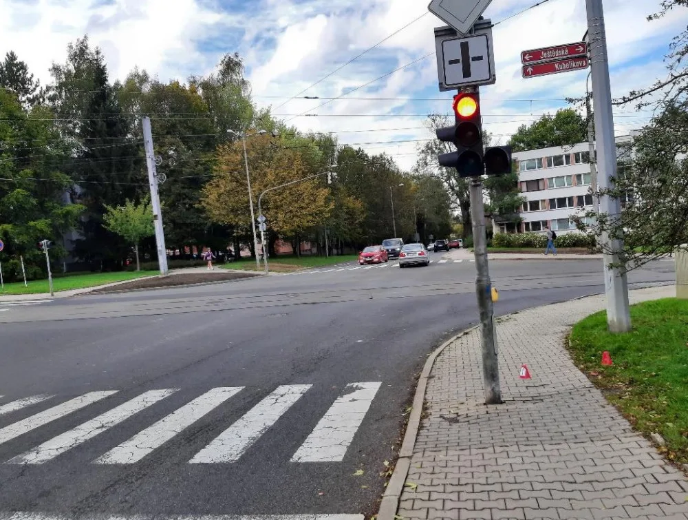 Řidiči elektrokoloběžky srazil chlapce a od nehody ujel. Chlapce musel vrtulník transportovat do pražské nemocnice, po řidiči pátrá poli