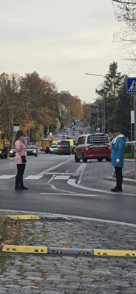 V Jablonci se střetlo osobní auto s chodcem. Toho s vážním zraněním transportoval vrtulník do liberecké nemocnice