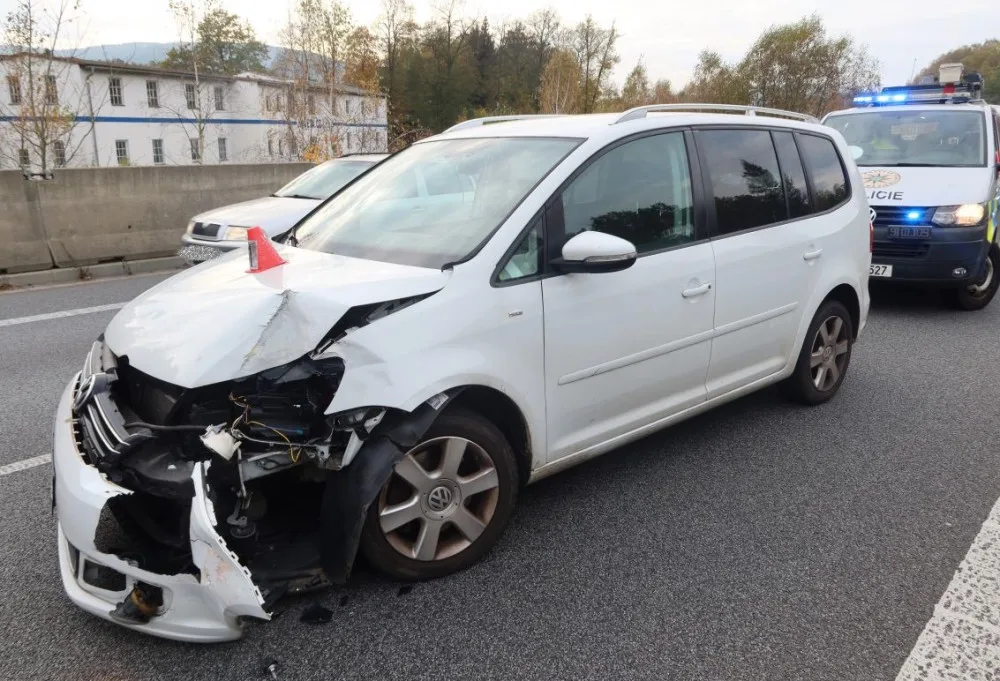 Řidička si na Liberecku nevšimla dopravního značení a způsobila škodu téměř půl milionu korun
