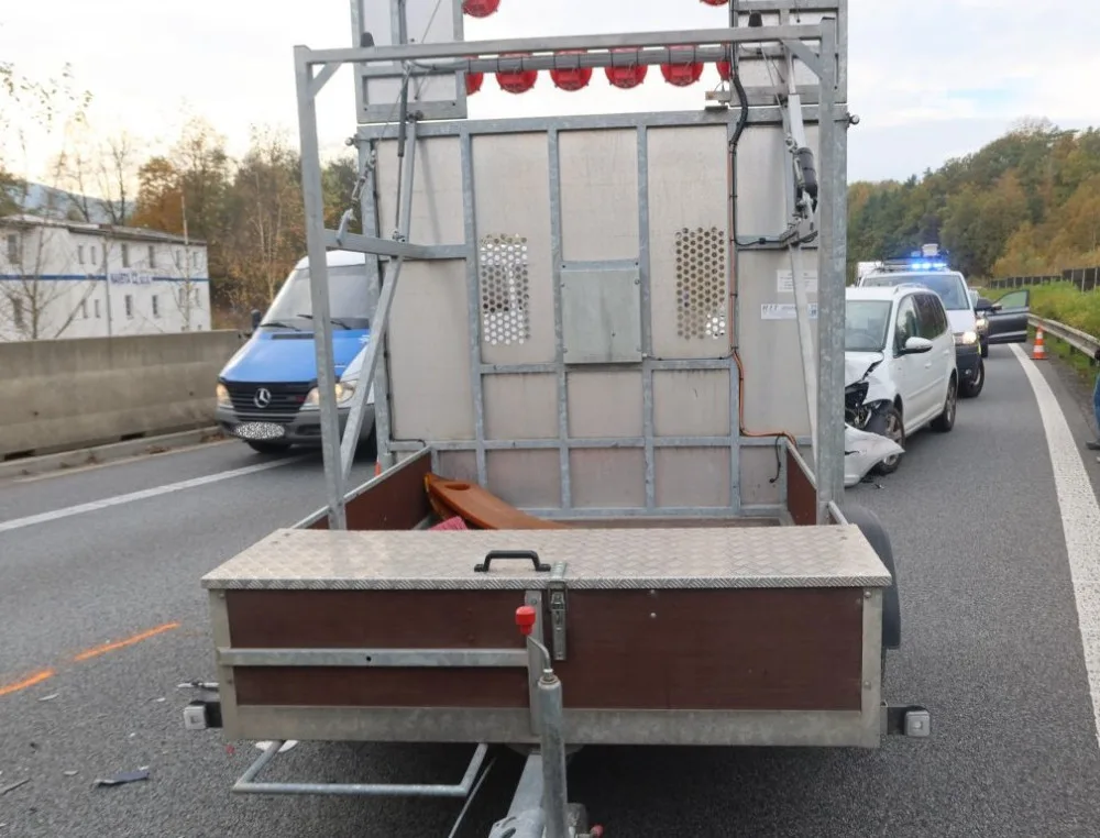 Řidička si na Liberecku nevšimla dopravního značení a způsobila škodu téměř půl milionu korun