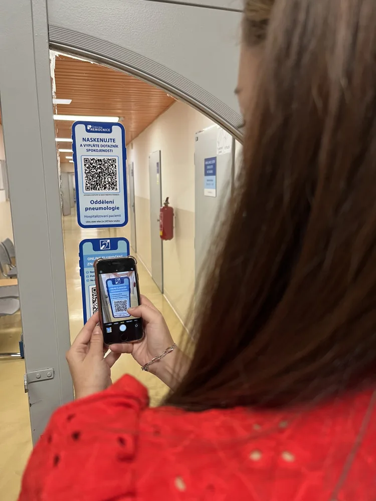 Českolipská nemocnice usnadní komunikaci neslyšících pacientů se zdravotníky. Nabízí jim online videohovor s tlumočníkem