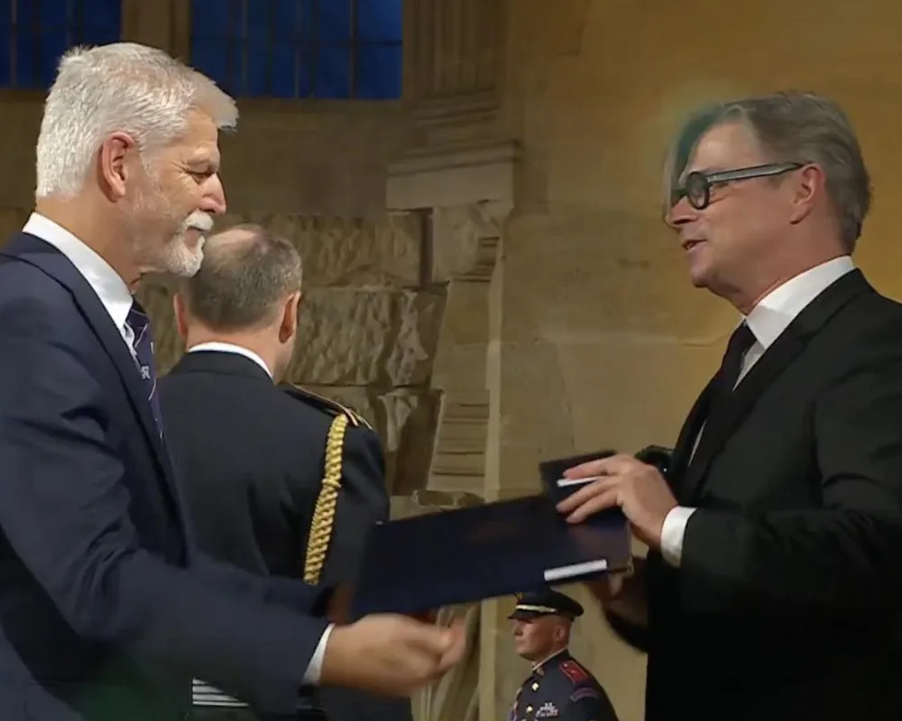 Spisovatel Jaroslav Rudiš z Lomnice nad Popelkou převzal od prezidenta republiky medaili Za zásluhy 1. stupně
