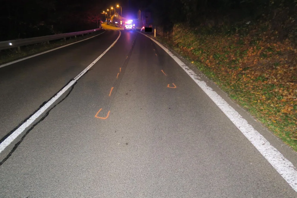 Řidič náklaďáku vjel dna Železnobrodsku do protisměru a zavinil nehodu. Z místa ujel, teď po něm pátrá policie