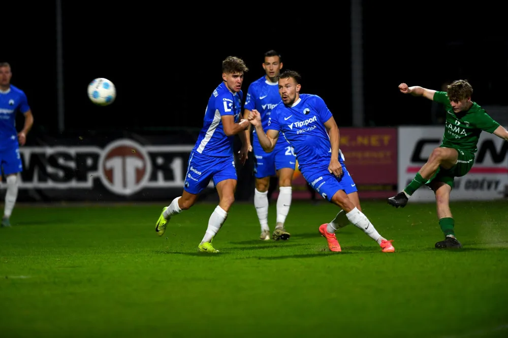 Slovan nedokázal najít recept na srdnatě bojující Hlučín a po prohře 1:0 na jeho trávníku vypadl z MOL Cupu