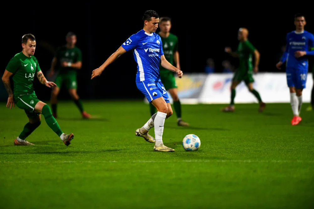 Slovan nedokázal najít recept na srdnatě bojující Hlučín a po prohře 1:0 na jeho trávníku vypadl z MOL Cupu