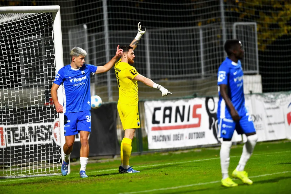 Slovan nedokázal najít recept na srdnatě bojující Hlučín a po prohře 1:0 na jeho trávníku vypadl z MOL Cupu