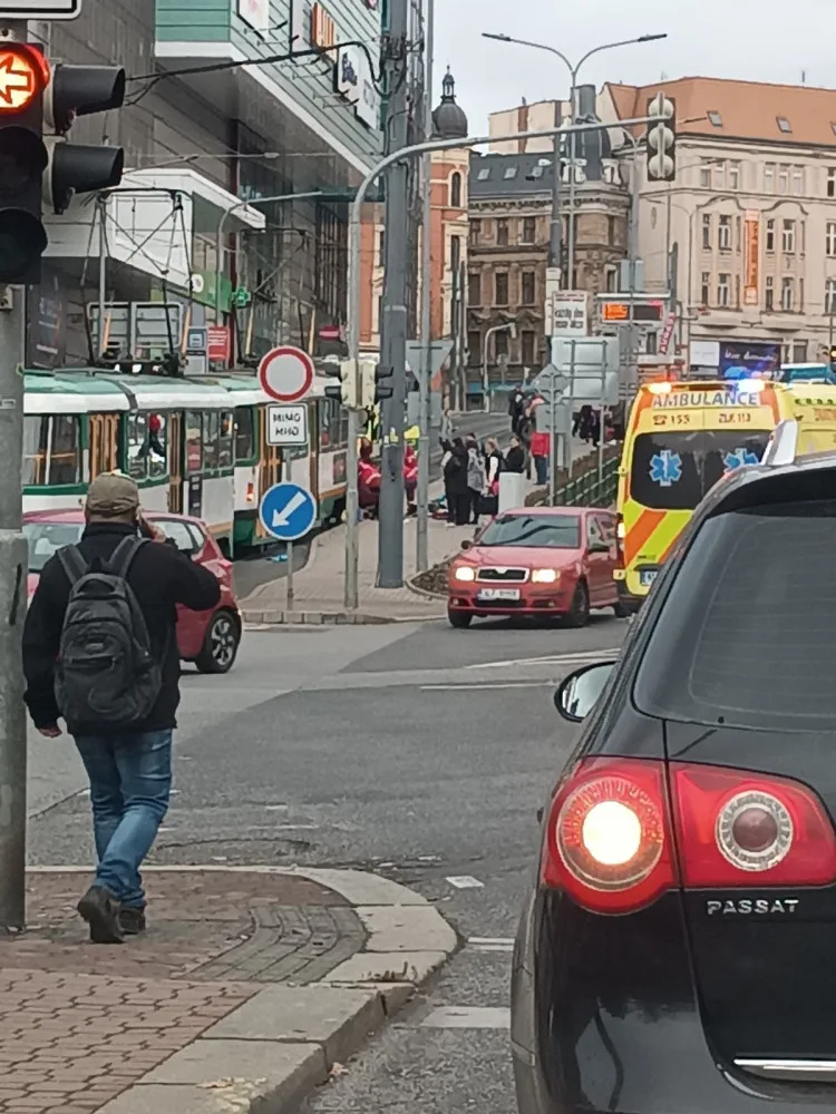 Tramvaj na Šalďáku srazila chodce. Šel na červenou, na varovné zvonění nereagoval. Střetu nešlo zabránit, popisuje svědek