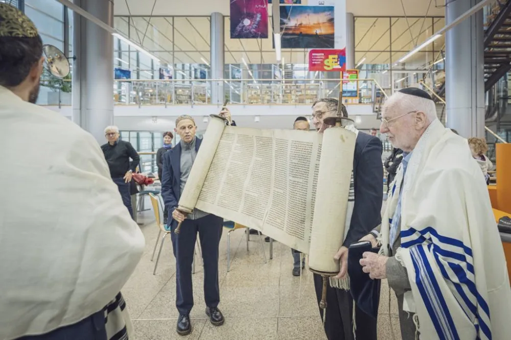 V liberecké synagoze je nově vzácný svitek tóry, který přečkal druhou světovou válku