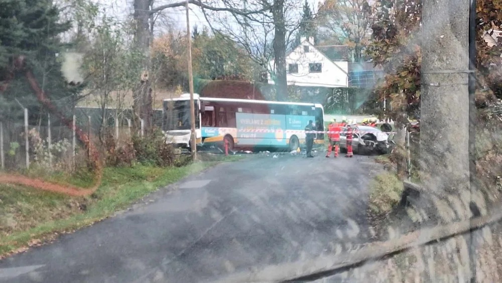 V Minkovické ulici v Liberci Doubí zemřel po nehodě automobilu a autobusu MHD řidič osobního vozu