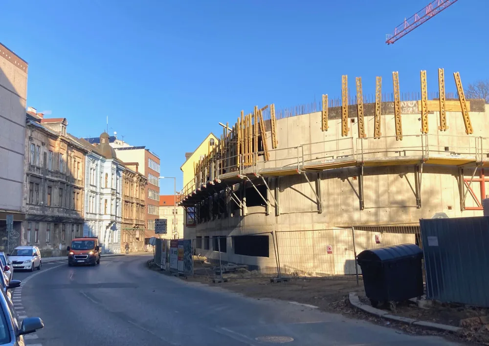 Část Jablonecké ulice od Šaldova náměstí uzavřou od čtvrtka do neděle práce na stavbě v areálu nemocnice