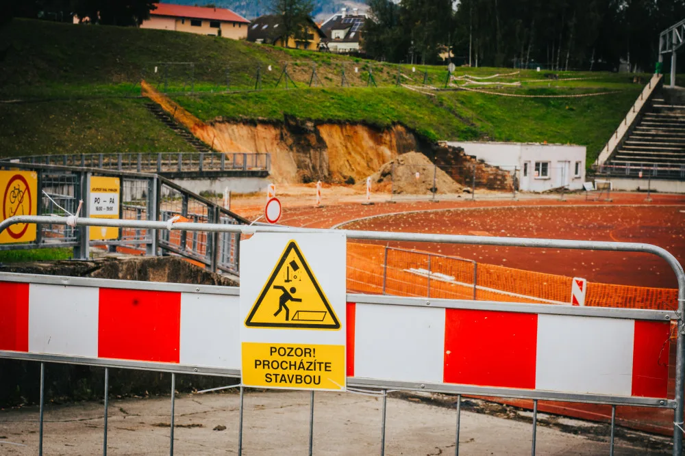 Atletický stadion v libereckém Sport parku prochází rekonstrukcí, obnovy se dočká i fotbalové hřiště