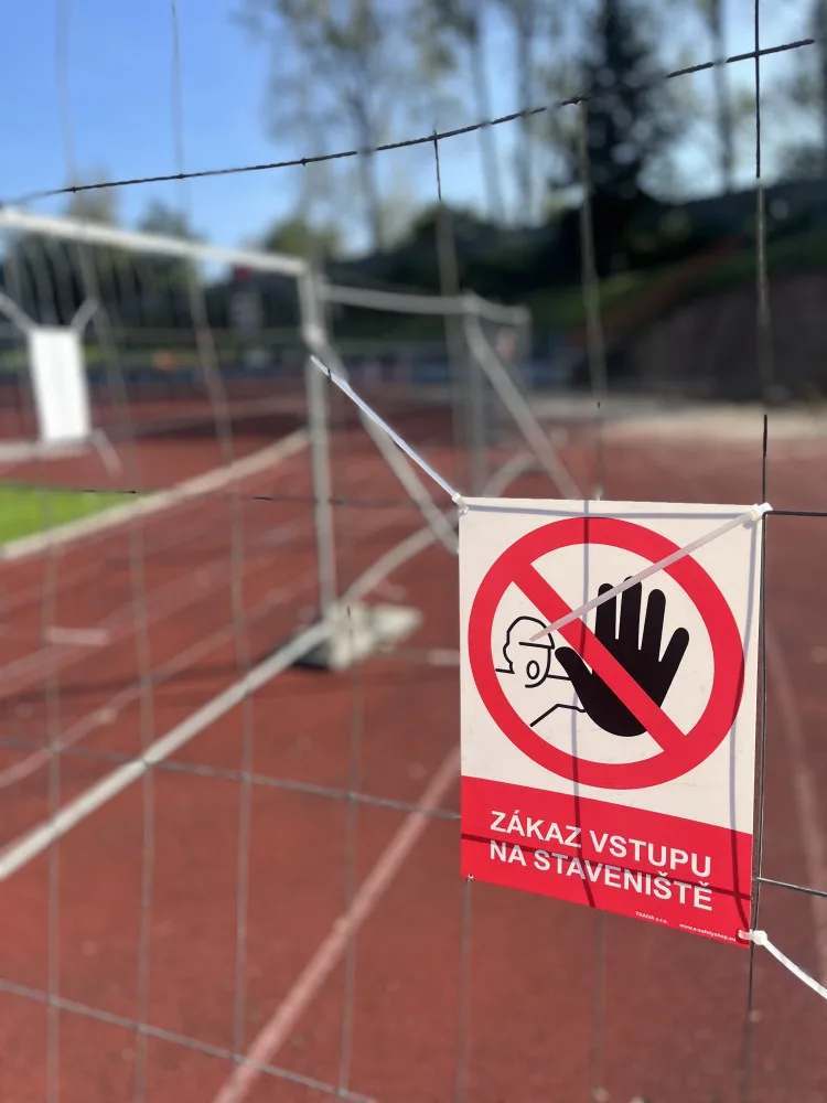 Atletický stadion v libereckém Sport parku prochází rekonstrukcí, obnovy se dočká i fotbalové hřiště