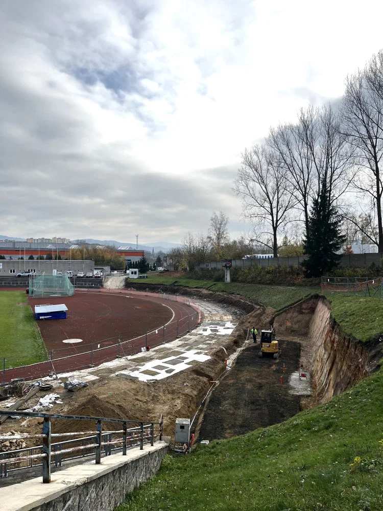 Atletický stadion v libereckém Sport parku prochází rekonstrukcí, obnovy se dočká i fotbalové hřiště