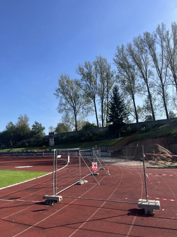 Atletický stadion v libereckém Sport parku prochází rekonstrukcí, obnovy se dočká i fotbalové hřiště
