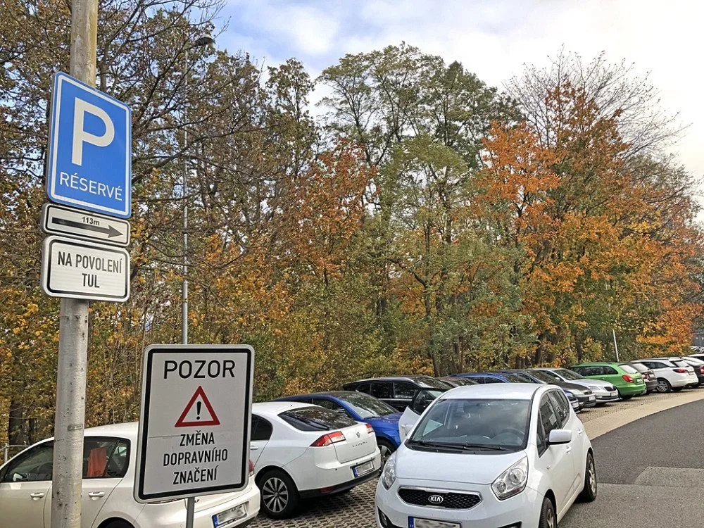 Změna parkování v Bendlově ulici. Místa tam už jsou jen pro zaměstnance univerzity