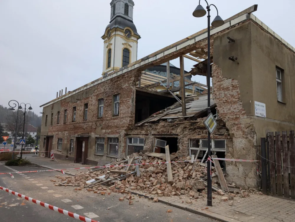 U náměstí v Novém Boru se zřítila část budovy bývalé restaurace Pošta