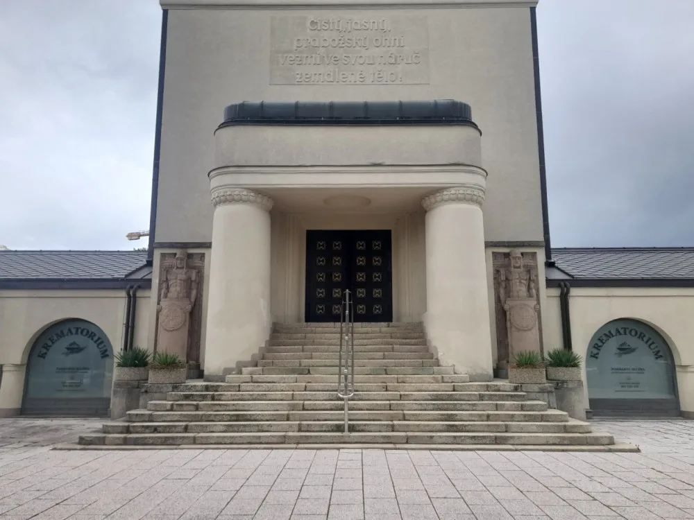 Vstupní dveře krematoria září novotou, Liberec chystá další úpravy celé budovy. Usiluje v něm i o výtah