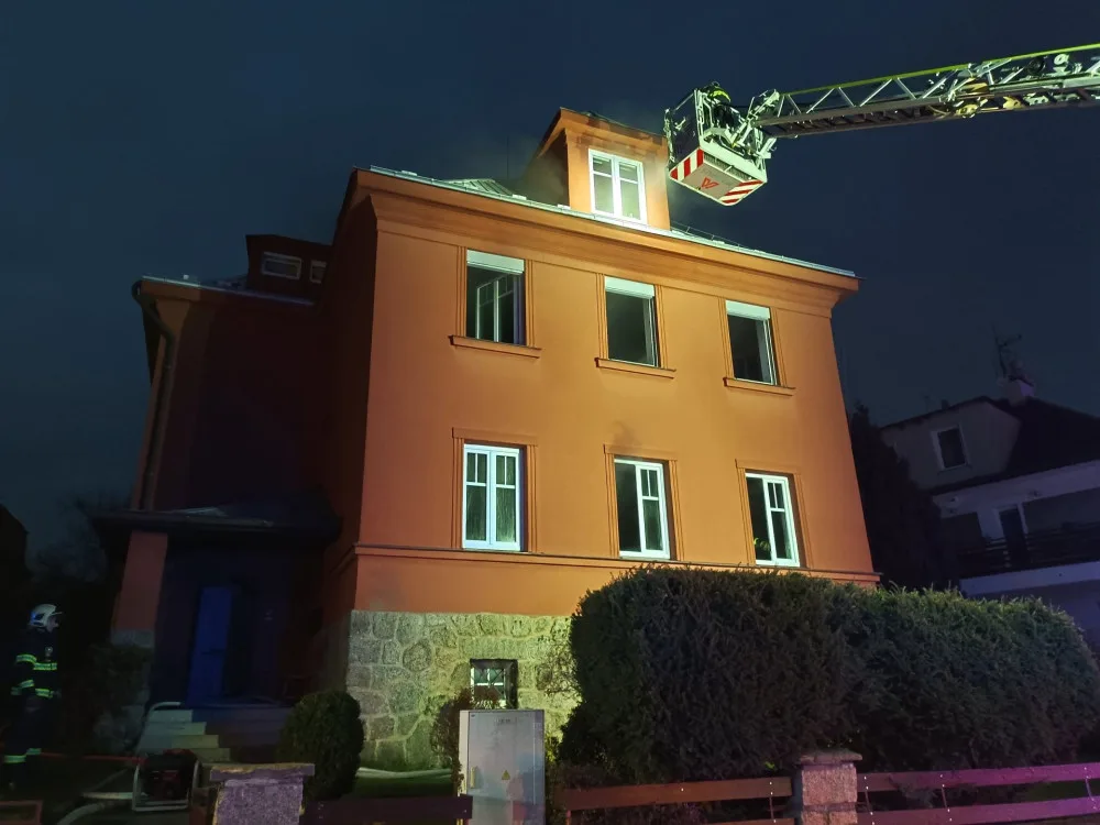 Při požáru v domě v centru Liberce utrpělo zranění šest lidí