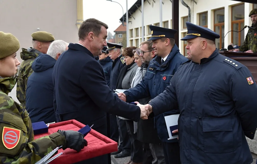 V Den válečných veteránů hejtman vyznamenal zachránce života, vzorné vojáky i hasiče