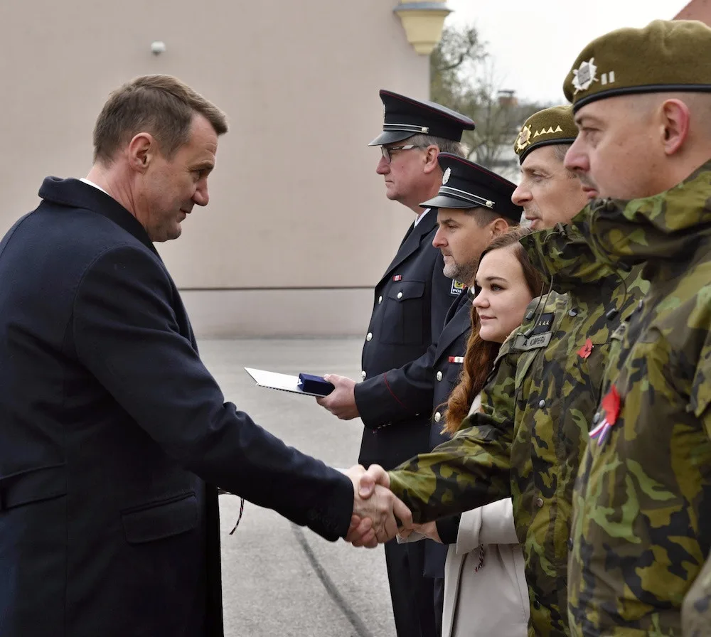 V Den válečných veteránů hejtman vyznamenal zachránce života, vzorné vojáky i hasiče
