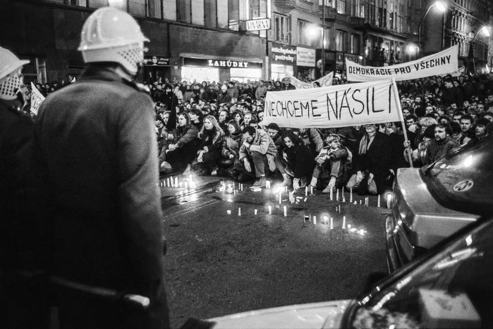 V Liberci bude od pátku vystavovat ikona české reportážní fotografie Jan Šibík, představí fotky ze sametové revoluce