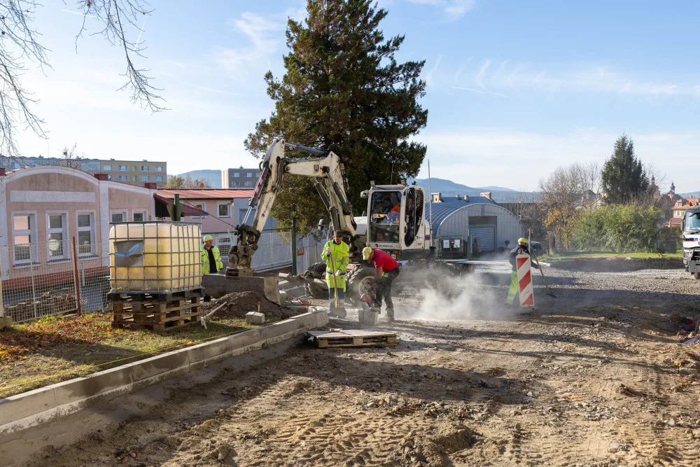 V Grabštejnské ulici v Hrádku nad Nisou vzniká parkoviště pro 24 aut