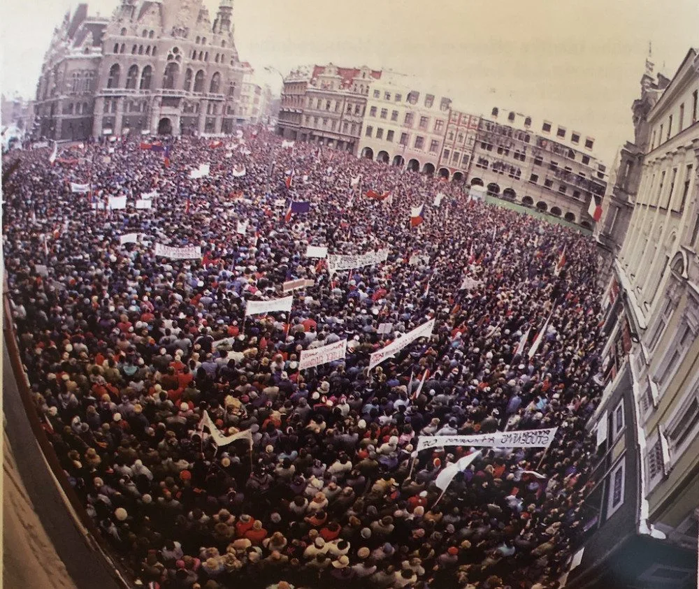 LISTOPAD 1989: Třicet pět let od sametové revoluce. V Liberci začala o den později