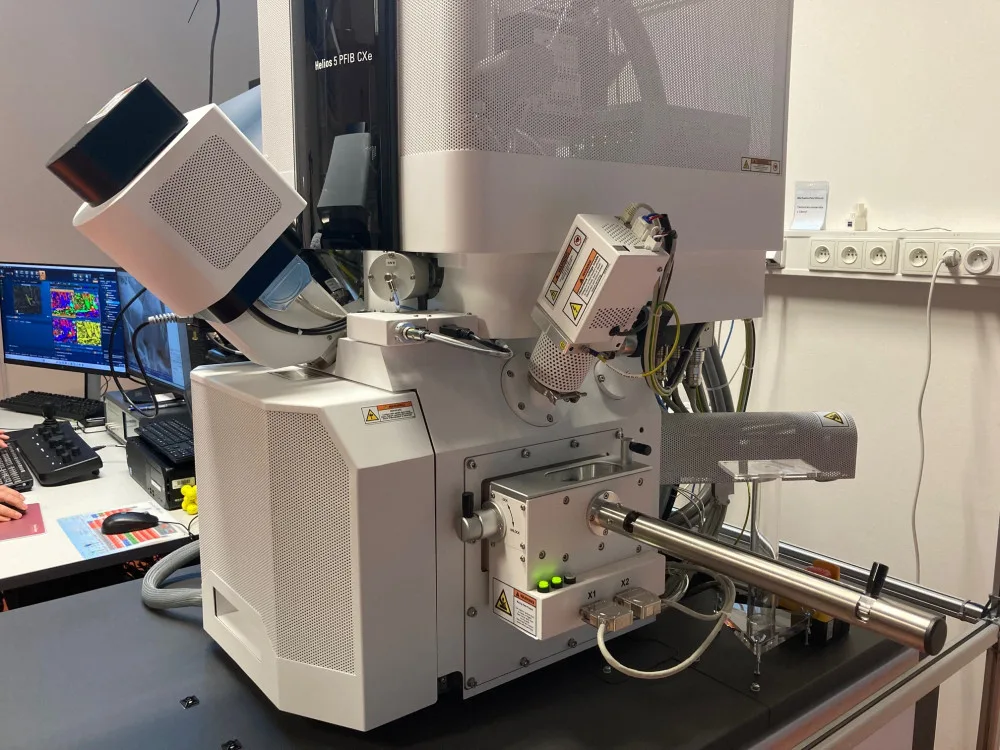 Liberecká univerzita má elitu mezi mikroskopy. Přístroj za 145 milionů se dostane i pod povrch a nabízí 3D pohled na vzorek