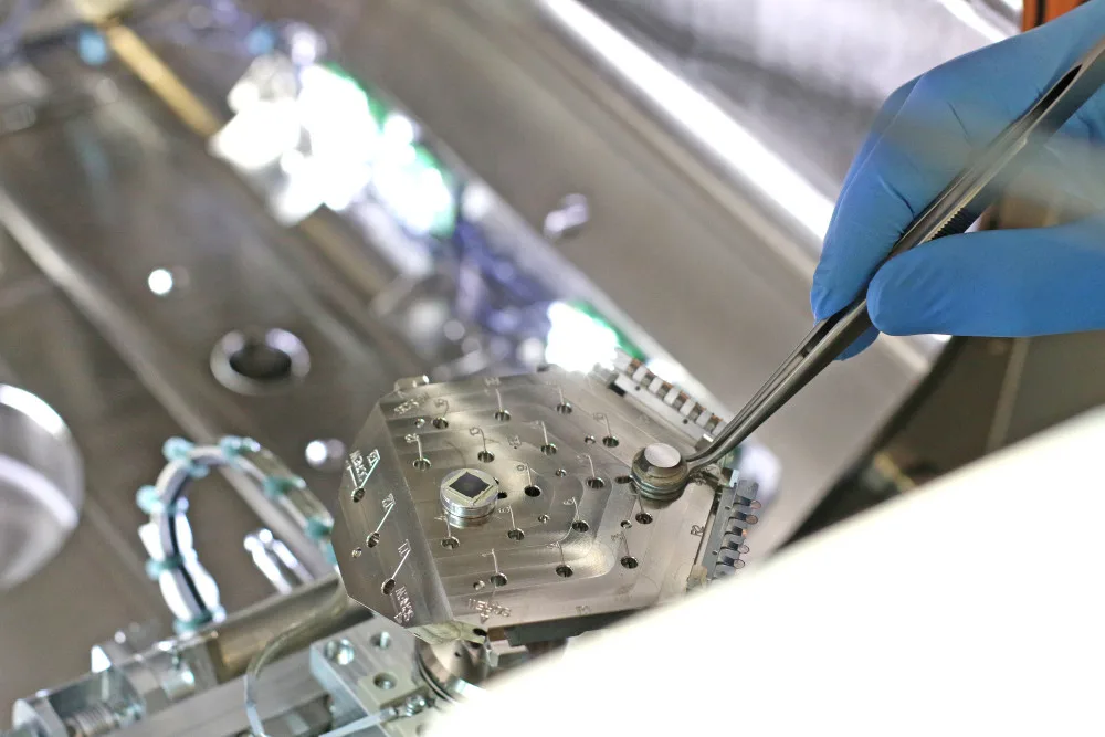 Liberecká univerzita má elitu mezi mikroskopy. Přístroj za 145 milionů se dostane i pod povrch a nabízí 3D pohled na vzorek