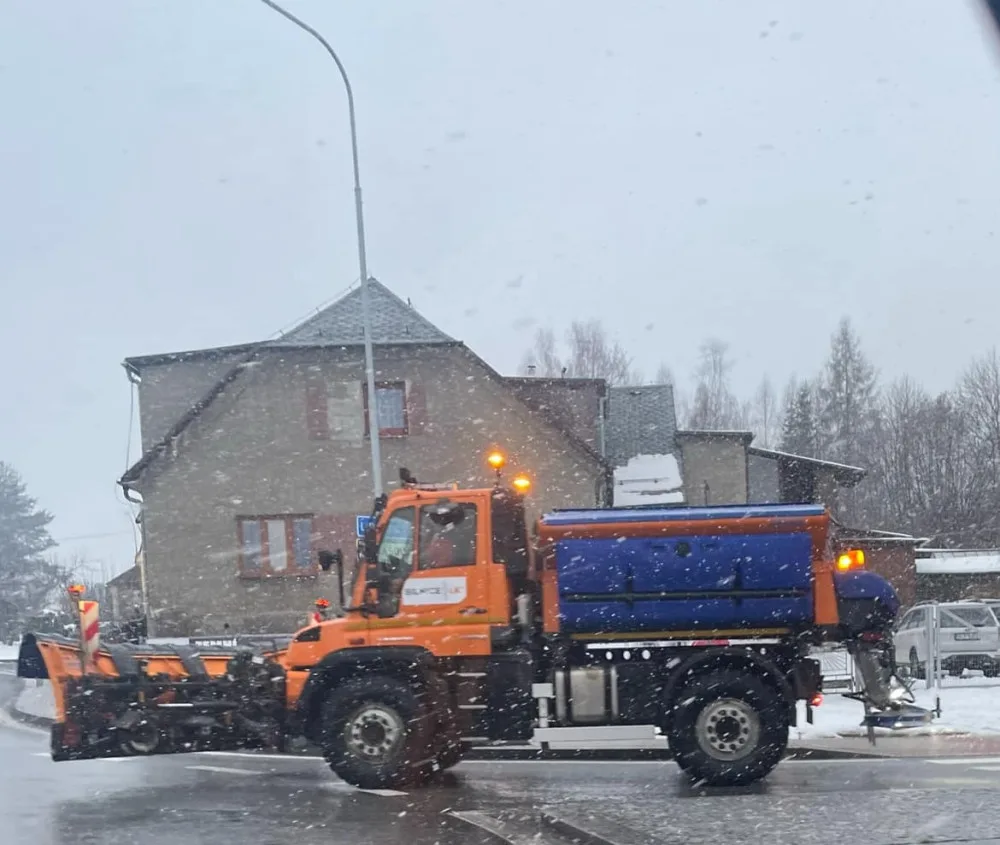 V Libereckém kraji sněží, silničáří doporučují opatrnost. Počasí bude jako na houpačce