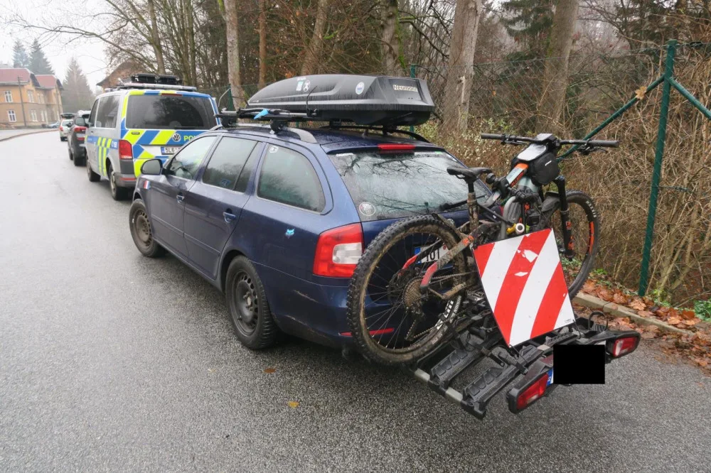 Auto se před pekařstvím ve Smržovce samo rozjelo. Přejelo frekventovanou silnici a narazilo do plotu