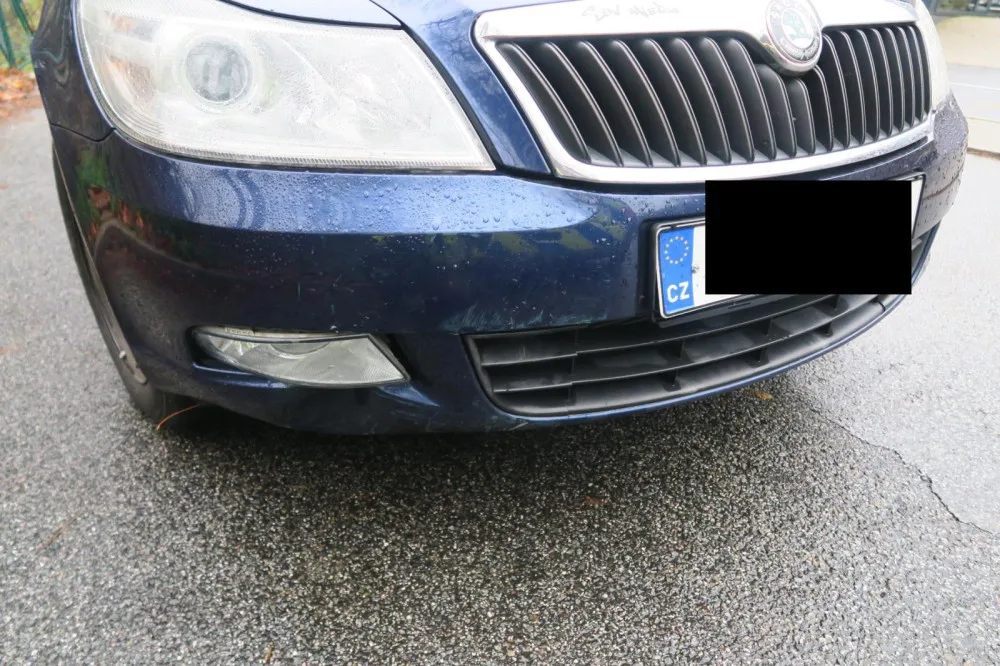 Auto se před pekařstvím ve Smržovce samo rozjelo. Přejelo frekventovanou silnici a narazilo do plotu