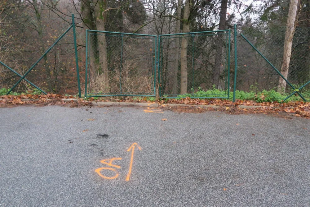 Auto se před pekařstvím ve Smržovce samo rozjelo. Přejelo frekventovanou silnici a narazilo do plotu
