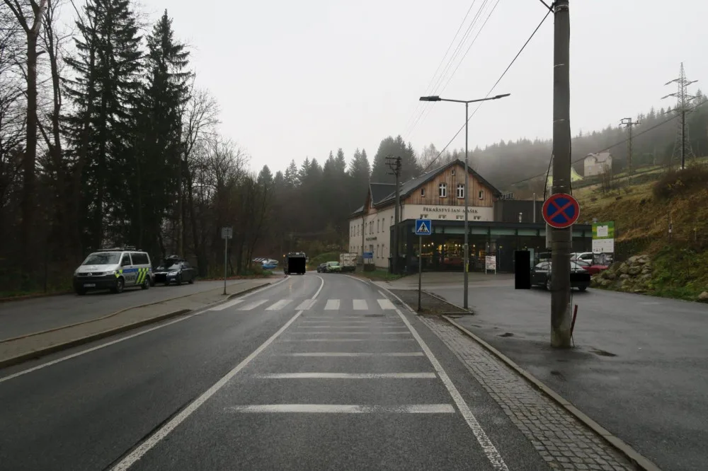 Auto se před pekařstvím ve Smržovce samo rozjelo. Přejelo frekventovanou silnici a narazilo do plotu