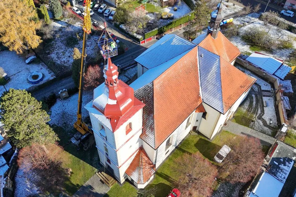 Na kostel sv. Bartoloměje v Hrádku se po restaurování vrátila vrcholová makovice s křížem