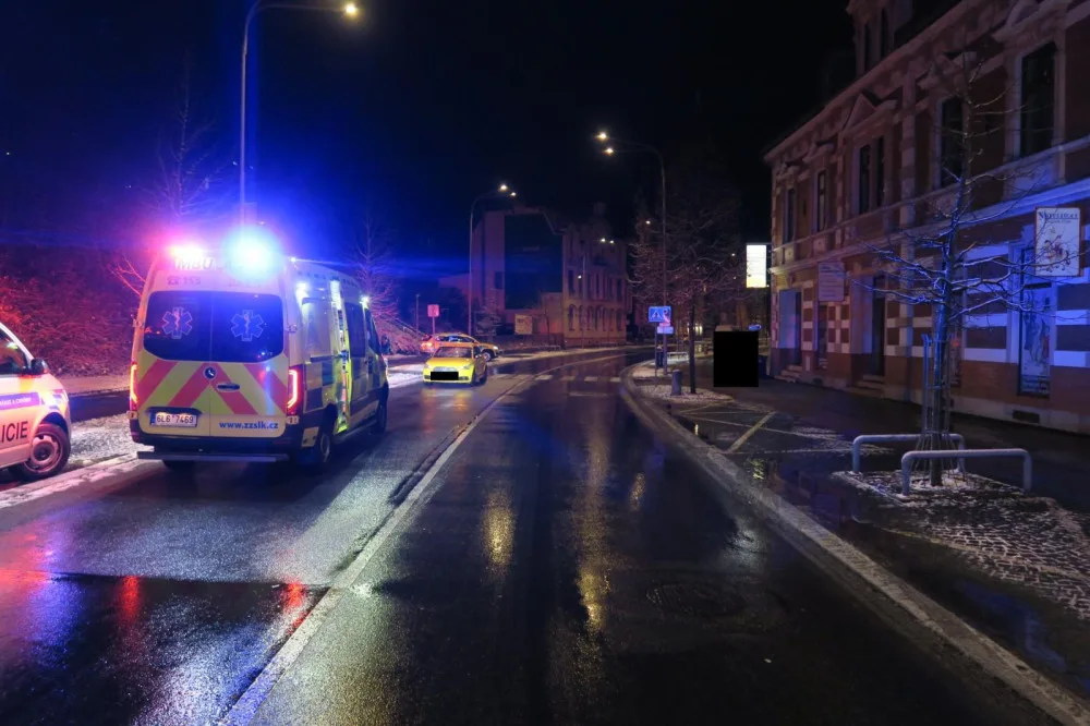 Audi srazilo ve středu na přechodu v Jablonci chodce. Policie hledá svědky nehody či kamerové záznamy