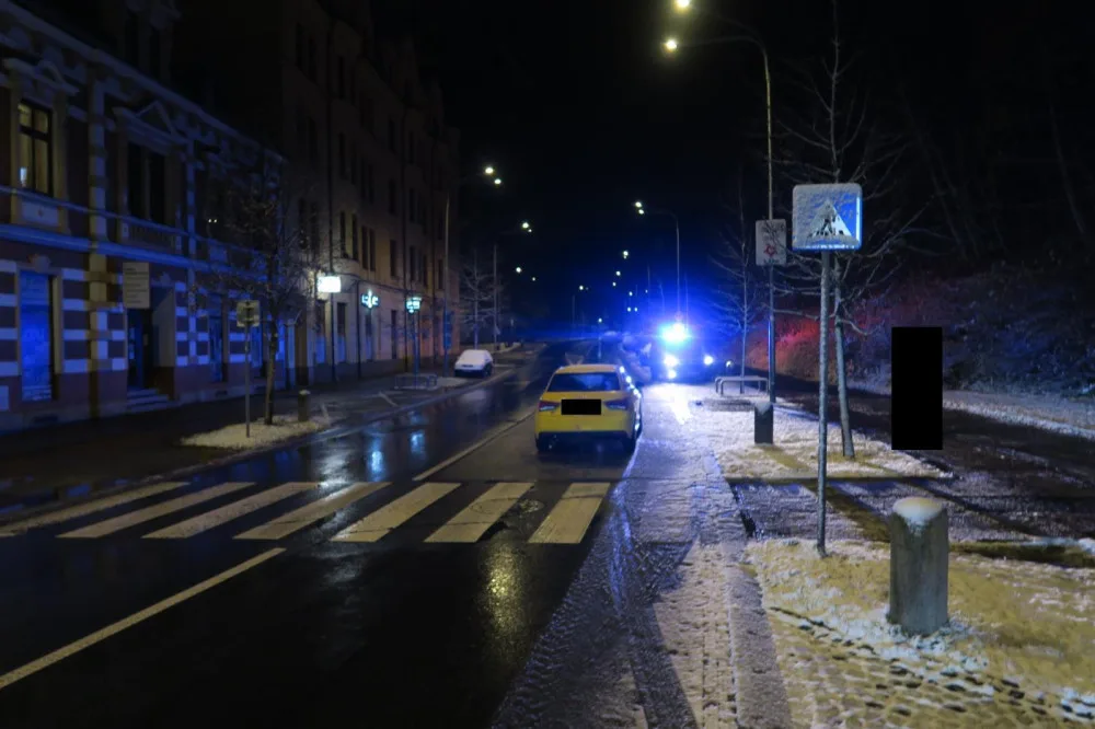 Audi srazilo ve středu na přechodu v Jablonci chodce. Policie hledá svědky nehody či kamerové záznamy