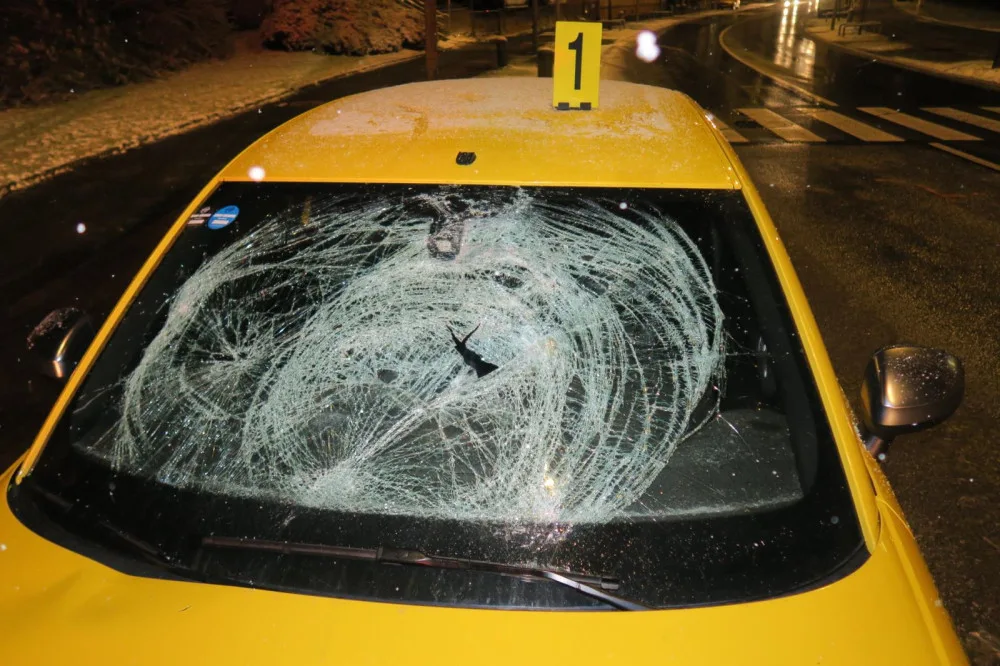 Audi srazilo ve středu na přechodu v Jablonci chodce. Policie hledá svědky nehody či kamerové záznamy
