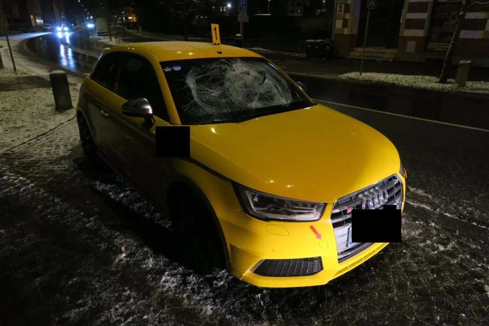Audi srazilo ve středu na přechodu v Jablonci chodce. Policie hledá svědky nehody či kamerové záznamy