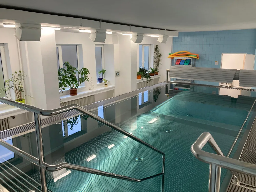 Oddělení rehabilitace září v liberecké nemocnici novotou, otevřela i nový nerezový bazén s relaxační zónou