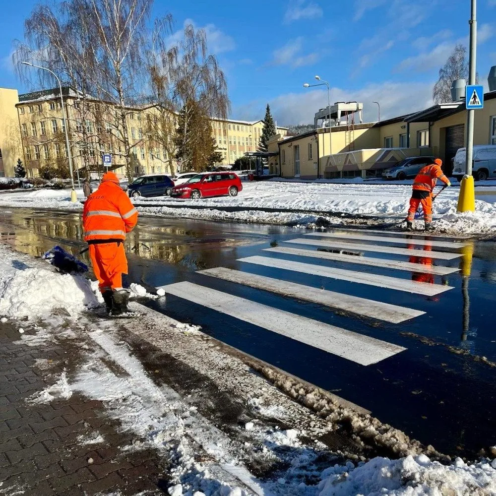 V zimní údržbě Jablonce nad Nisou přibyly další stovky metrů chodníků i vozovek či parkoviště