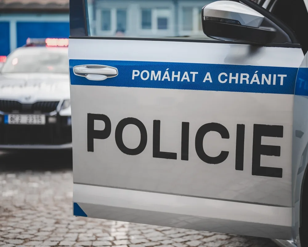 Ženu při venčení napadl cizí pes, při pádu si zlomila ruku. Majitele hledá policie