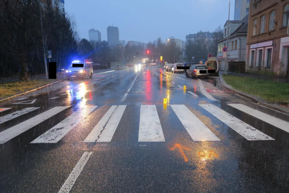 Řidič Subaru nedal v Jablonci na přechodu pro chodce přednost přecházející dvojici, do dítěte narazil