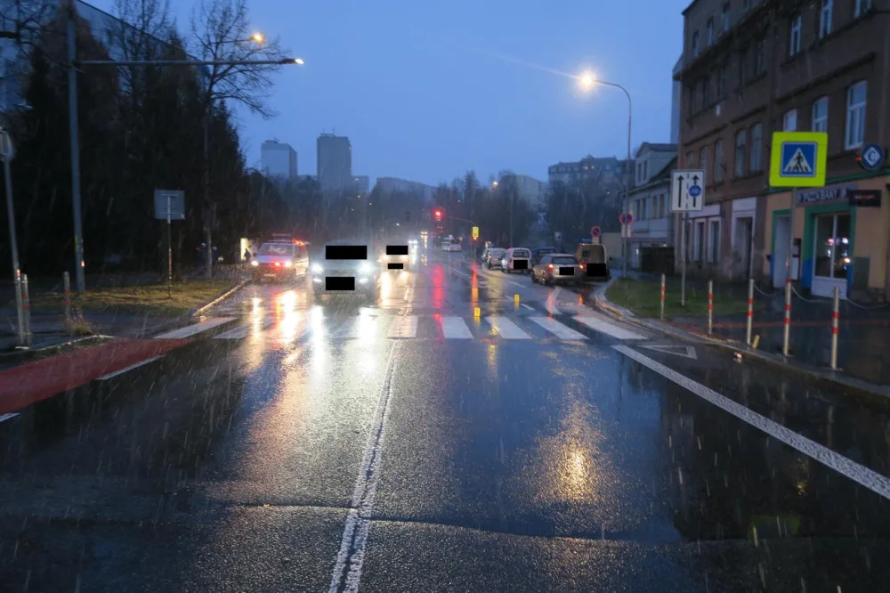 Řidič Subaru nedal v Jablonci na přechodu pro chodce přednost přecházející dvojici, do dítěte narazil