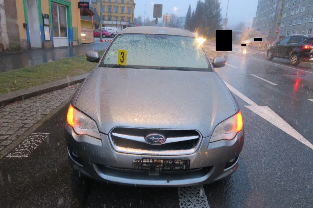 Řidič Subaru nedal v Jablonci na přechodu pro chodce přednost přecházející dvojici, do dítěte narazil