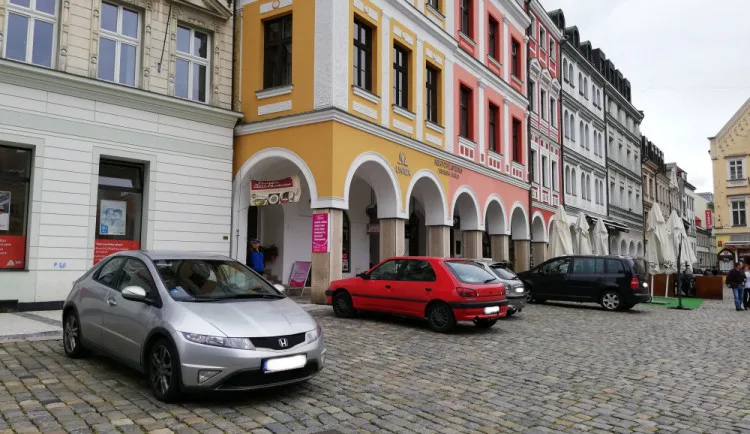 Náměstí před radnicí jako parkoviště a Moskevská plná aut? Liberec řekl neoprávněným vjezdům do pěších zón dost