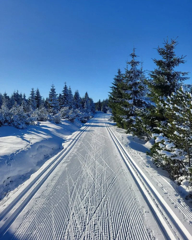 Skiareály v Libereckém kraji zahájí sezonu nejdřív za týden, běžkařům už začala