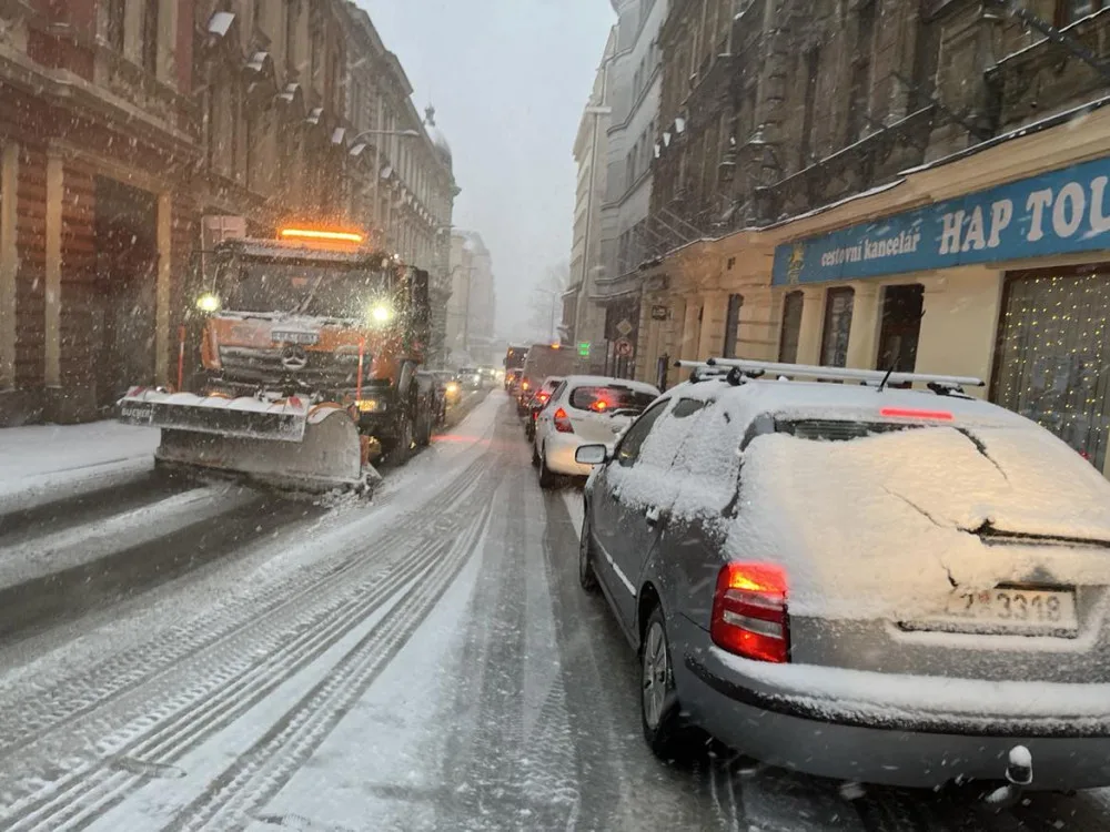 Dopravu komplikuje husté sněžení, v Liberci nejezdí tramvaje do Hanychova ani některé autobusy MHD. Dálnice na Turnov stojí