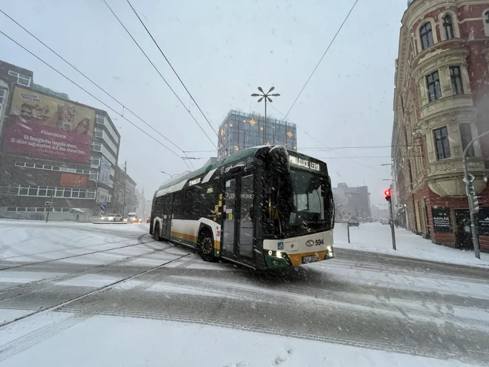 Dopravu komplikuje husté sněžení, v Liberci nejezdí tramvaje do Hanychova ani některé autobusy MHD. Dálnice na Turnov stojí